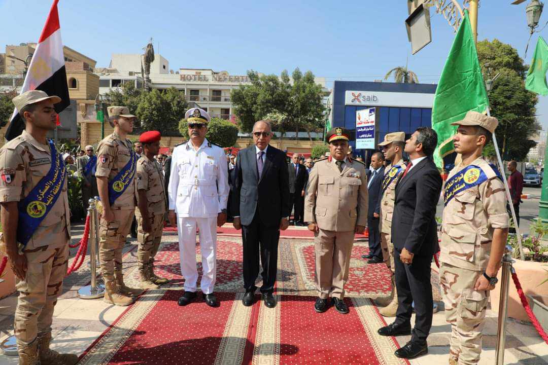 محافظ المنيا يضع اكليلًا من الزهور على النصب التذكارى للشهداء