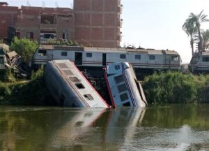 أسفر عن حالة وفاة واستنفار3 وزارات .. القصة الكاملة لحادث تصادم قطارين بالمنيا