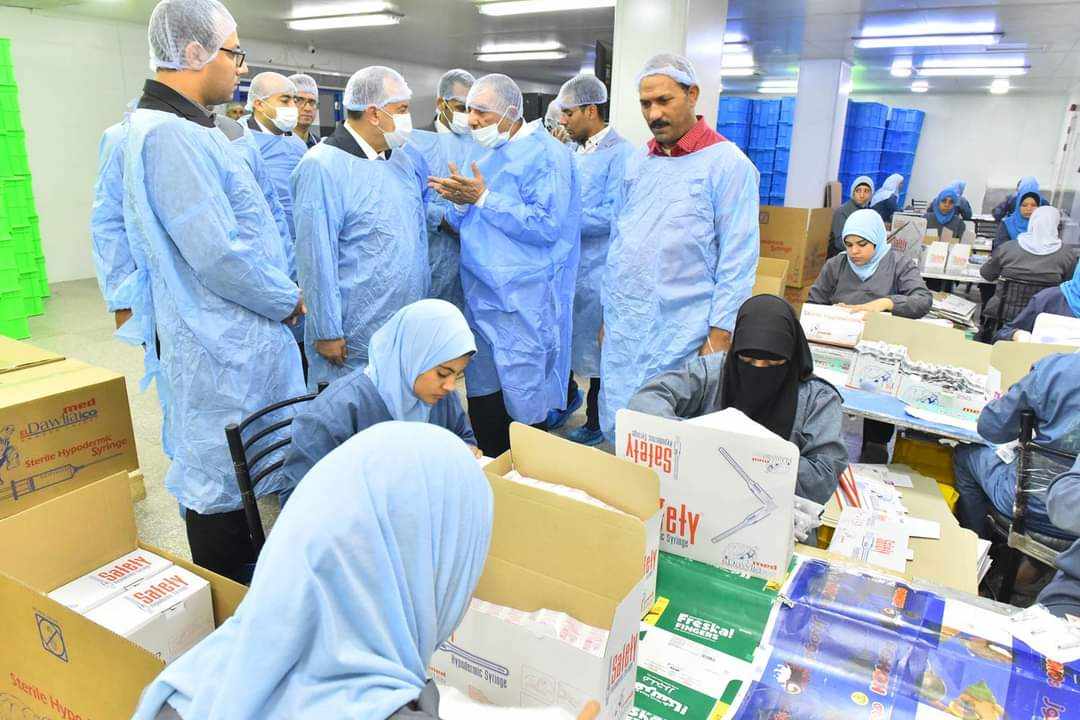 الشركة الدولية للمستلزمات الطبية تصدر إلى ٢٢ دولة أجنبية وعربية بأسيوط