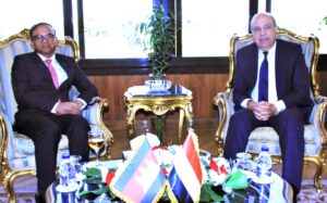 وزير الطيران يدرس مع سفير كمبوديا بالقاهرة إمكانية توقيع اتفاقية نقل جوي بين البلدين