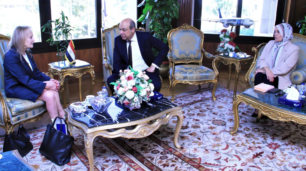 وزير الطيران المدنى يبحث ومسئولي البنك الأوروبي لإعادة الإعمار إمكانية التعاون المُشترك فى  المشروعات التنموية داخل ااقطاع 