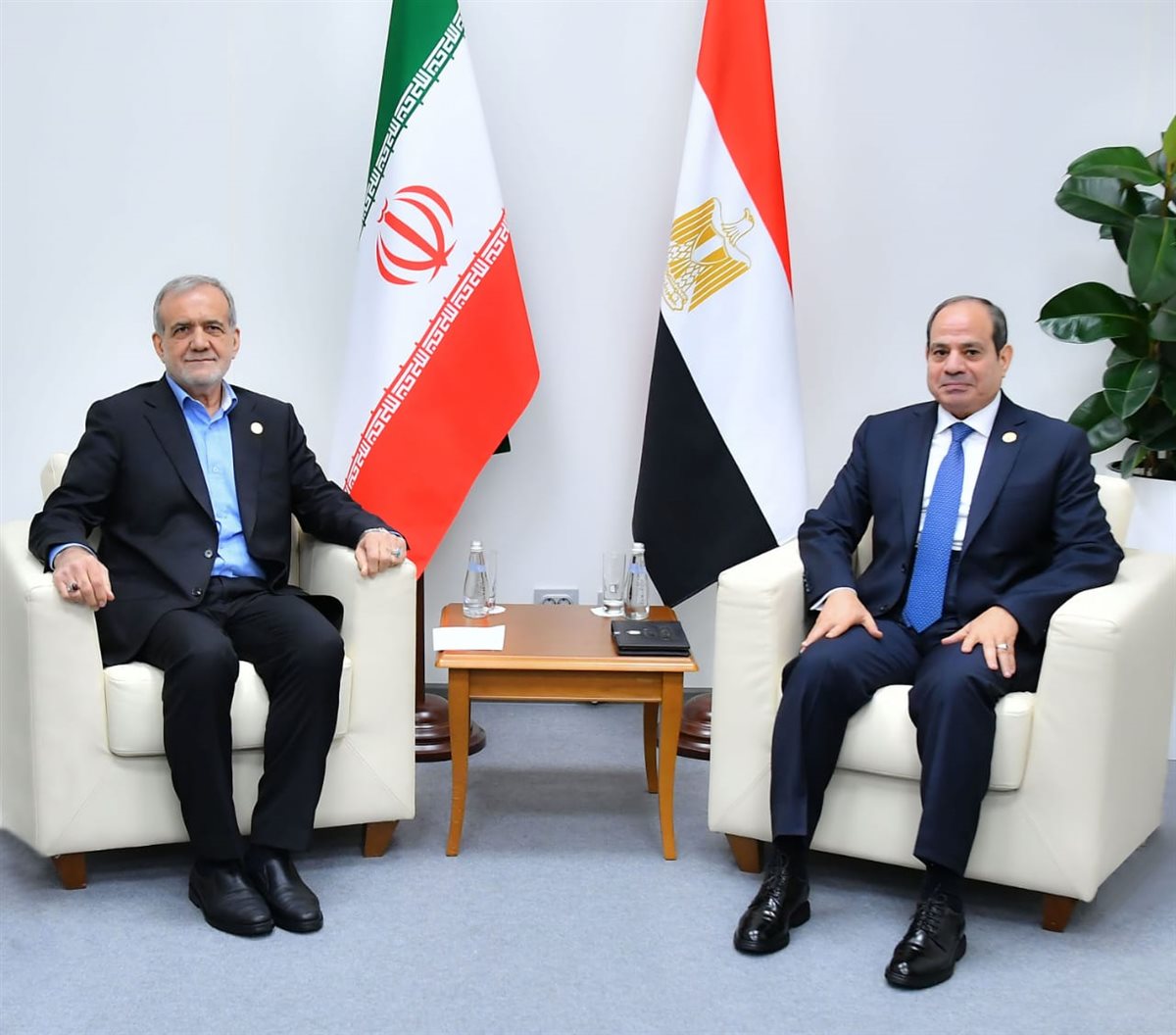 دعا إلى التعامل بإيجابية مع مساعي التهدئة.. السيسي للرئيس الإيراني: التصعيد يدفع المنطقة إلى مواجهات خطيرة