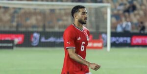 حسام حسن يتواصل مع محمد عبد المنعم عقب إصابته في فرنسا