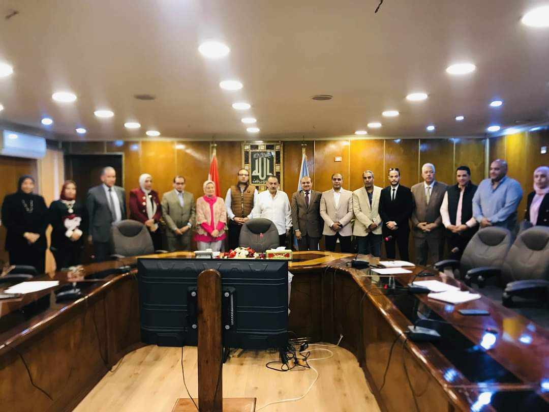 محافظ أسيوط يعقد اجتماعاً مع وفد وزارة الاتصالات لتفعيل بروتوكول التنمية المجتمعية الرقمية