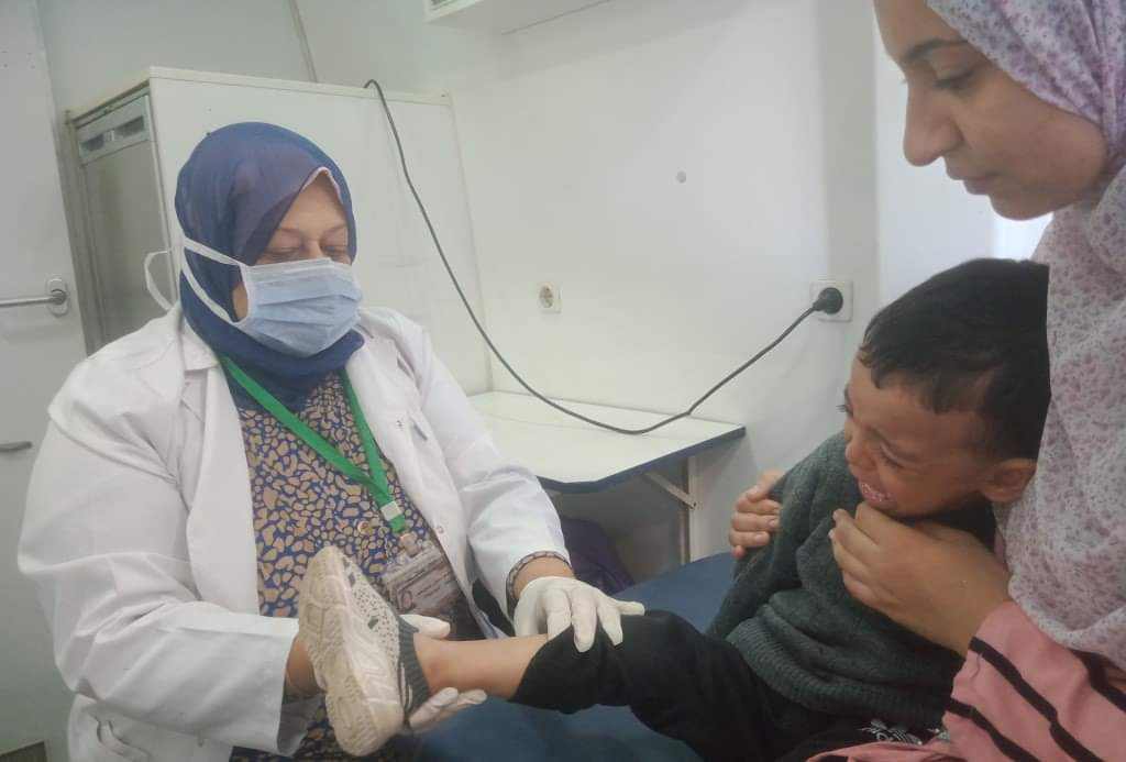 فحص وعلاج 1900حالة وتقديم 5000 خدمة طبية”مجاناً” في قافلة للصحة بقرية شاويش