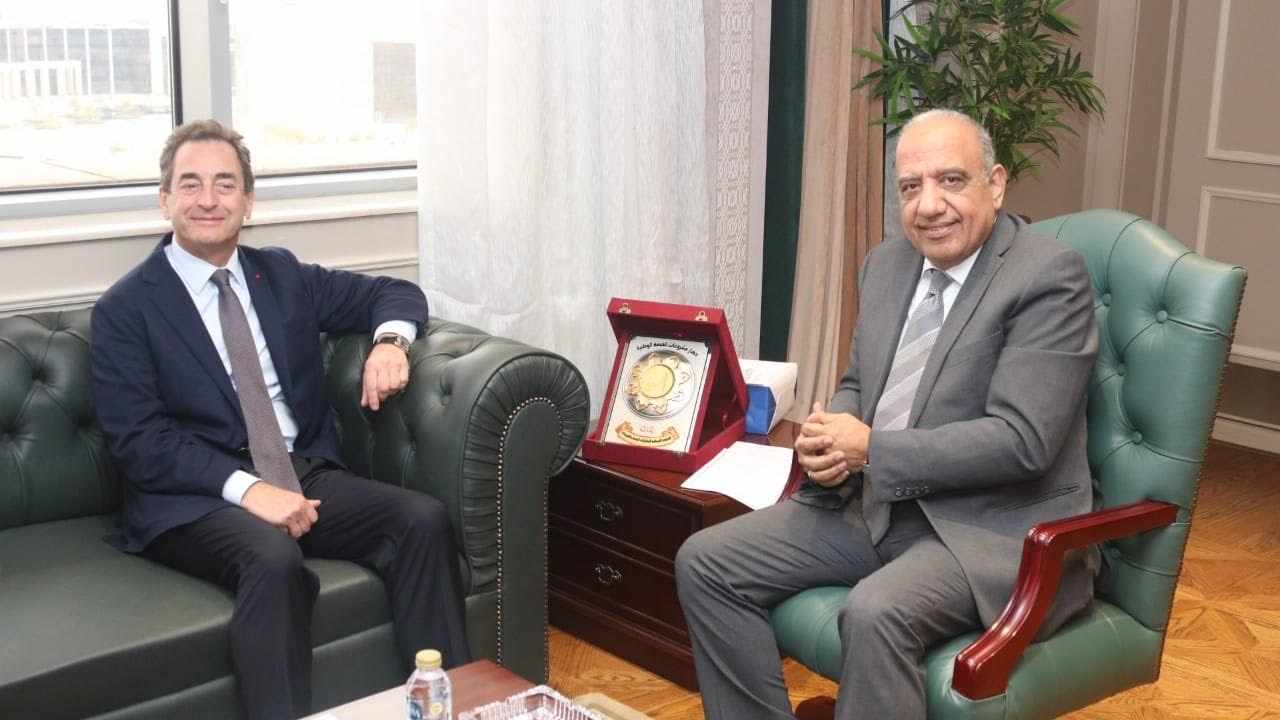 وزير الكهرباء يستقبل سفير فرنسا بالقاهرة لبحث سبل دعم وتعزيز فرص التعاون