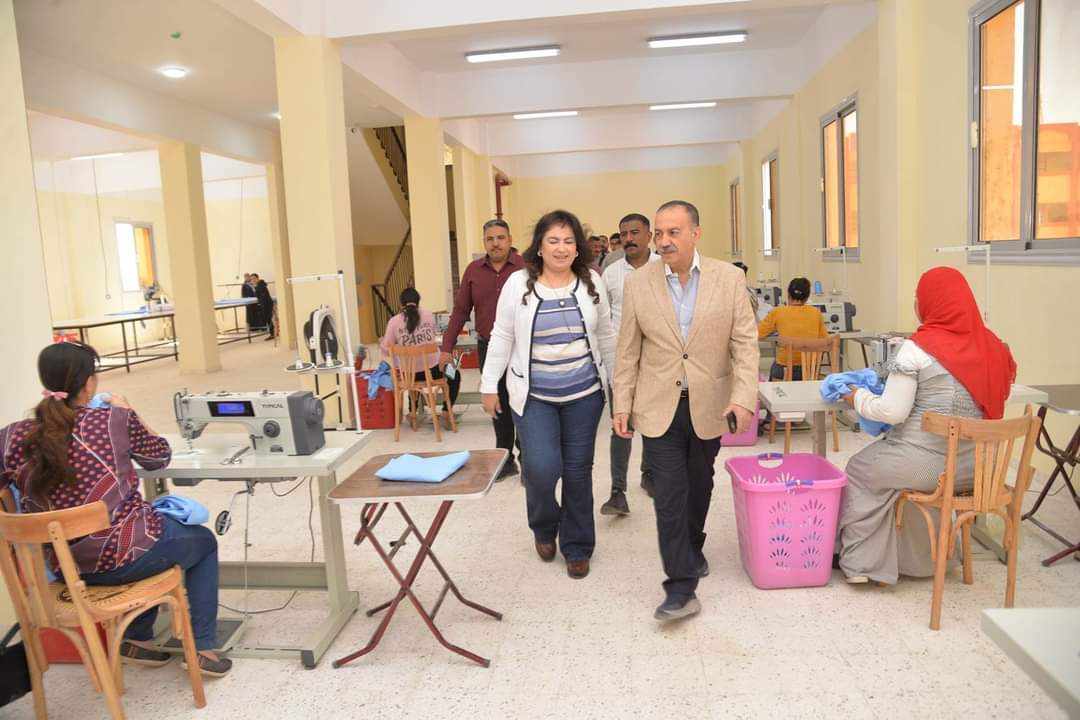 بتكلفة ٤٠ مليون جنيه.. محافظ أسيوط يشهد انطلاق مشغل الخياطة والتطريز بقرية الشامية