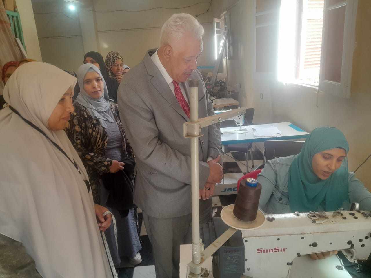 ضمن مبادرة “مهنتك مستقبلك”.. تدريب 20 فتاة من قرى مركز أبنوب على التفصيل والخياطة