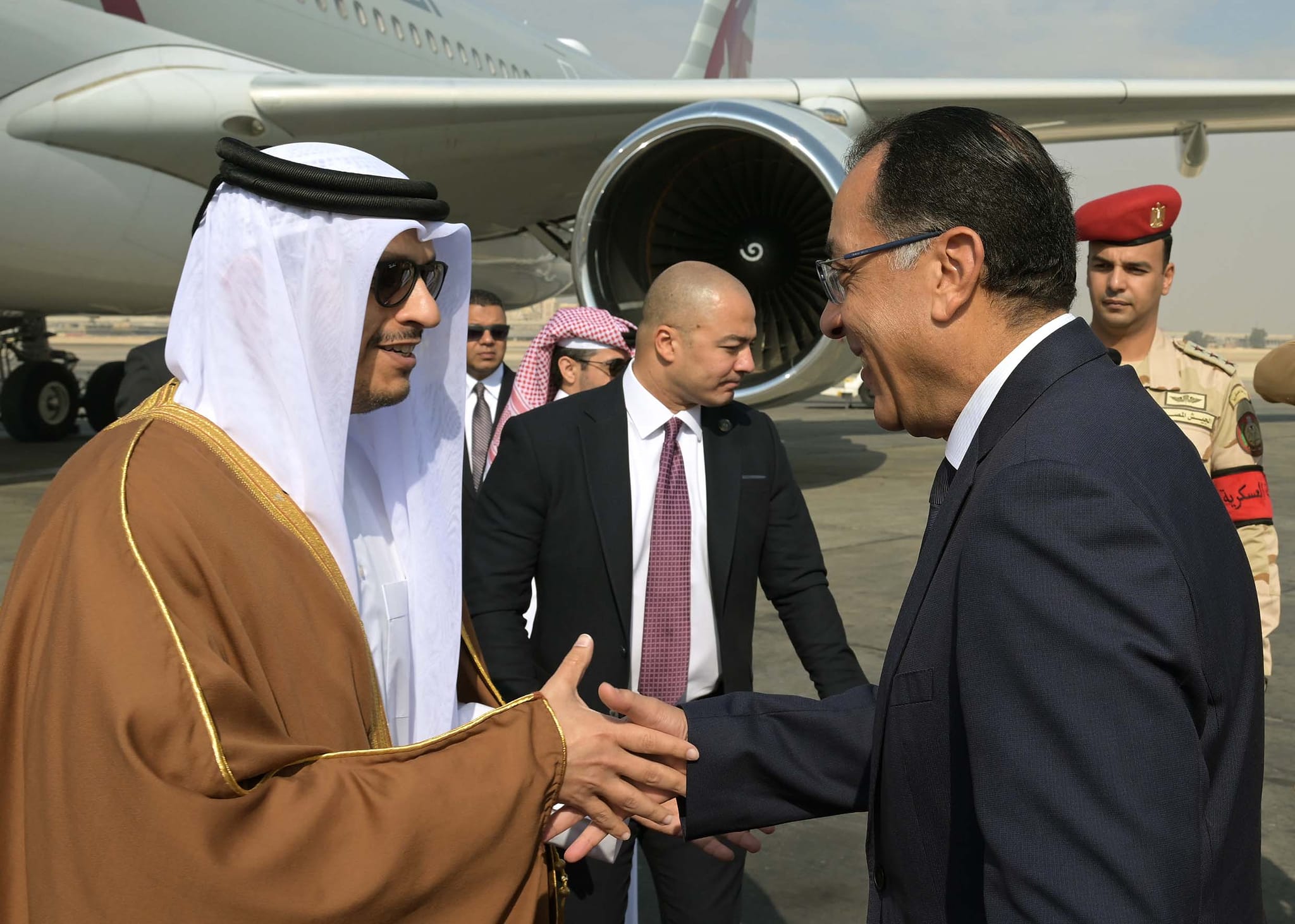 مدبولي يستقبل رئيس الوزراء القطري بمطار القاهرة