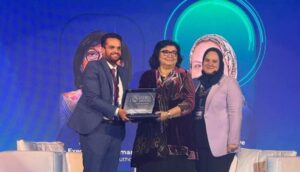 تكريم لميس نجم بقمة التعليم التنفيذي بجامعة إسلسكا تقديراً لدورها الفعّال والمؤثر