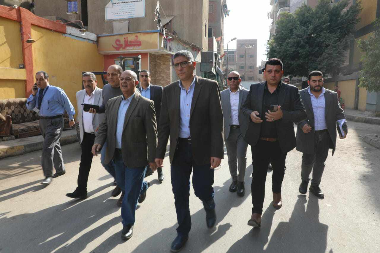 محافظ الجيزة يتفقد مساكن بلوكات امبابة لمعالجة تسريب المياه بالبدرومات