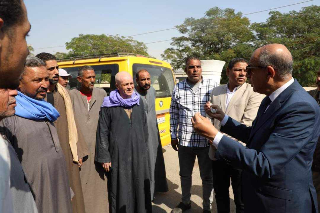 محافظ المنيا يتفقد موقف سيارات شرق النيل للوقوف على الالتزام بتعريفة الركوب وخطوط السير