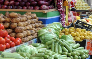 الطماطم بـ١٦ جنيهًا.. أسعار الخضروات والفاكهة اليوم بالأسواق