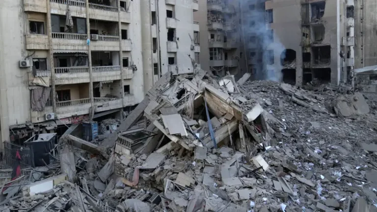 ثار الدمار الذي سببه القصف الإسرائيلي على الضاحية