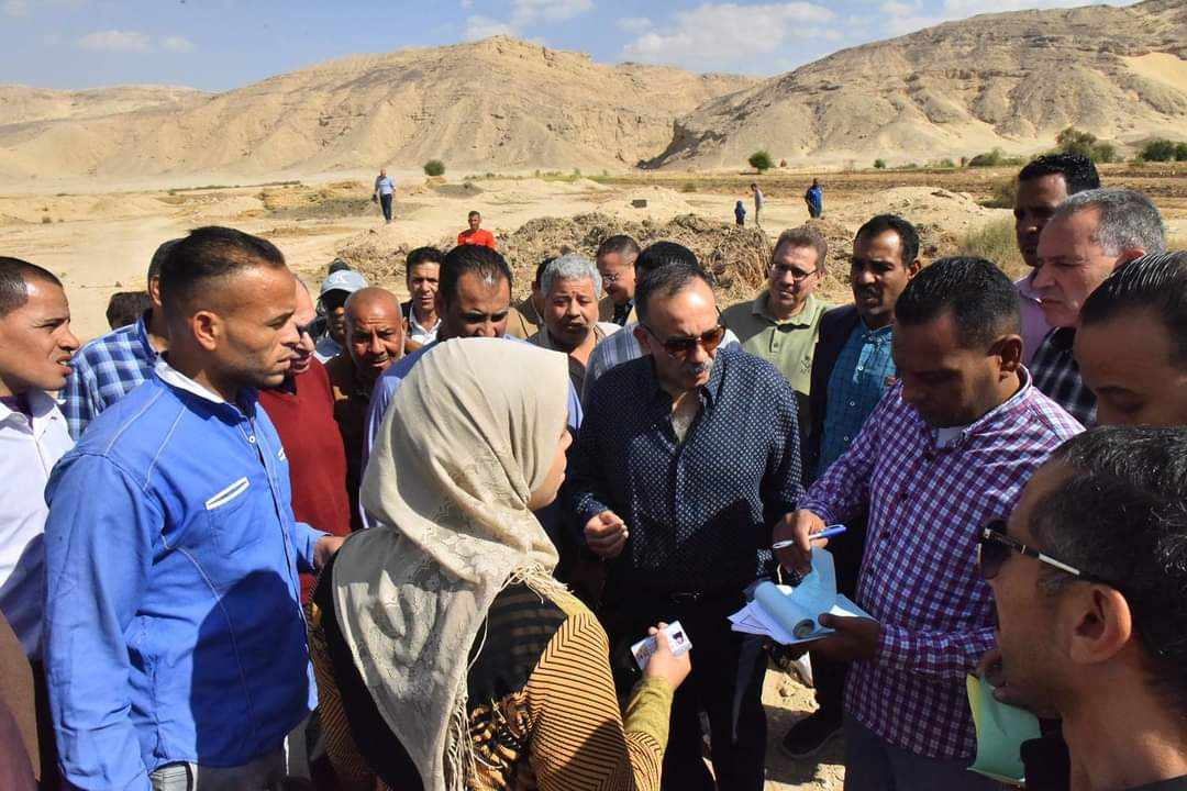 “على مساحة ٧٩ فدان” محافظ أسيوط يتفقد أراضي للاستصلاح الزراعي بقرية النواورة