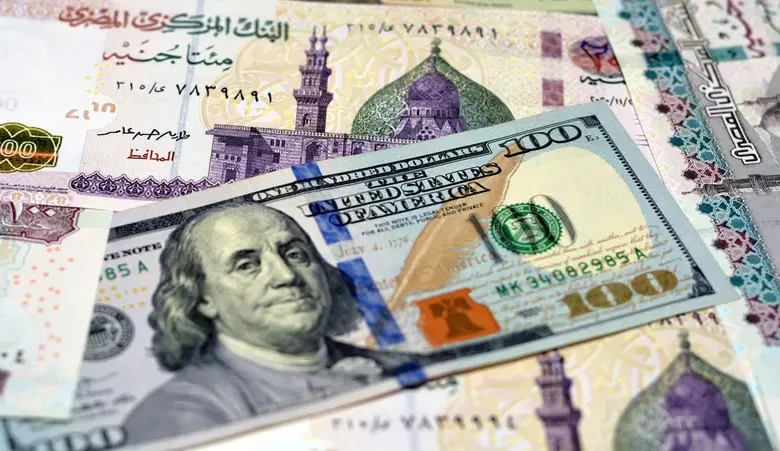 الجنيه ينخفض أمام الدولار