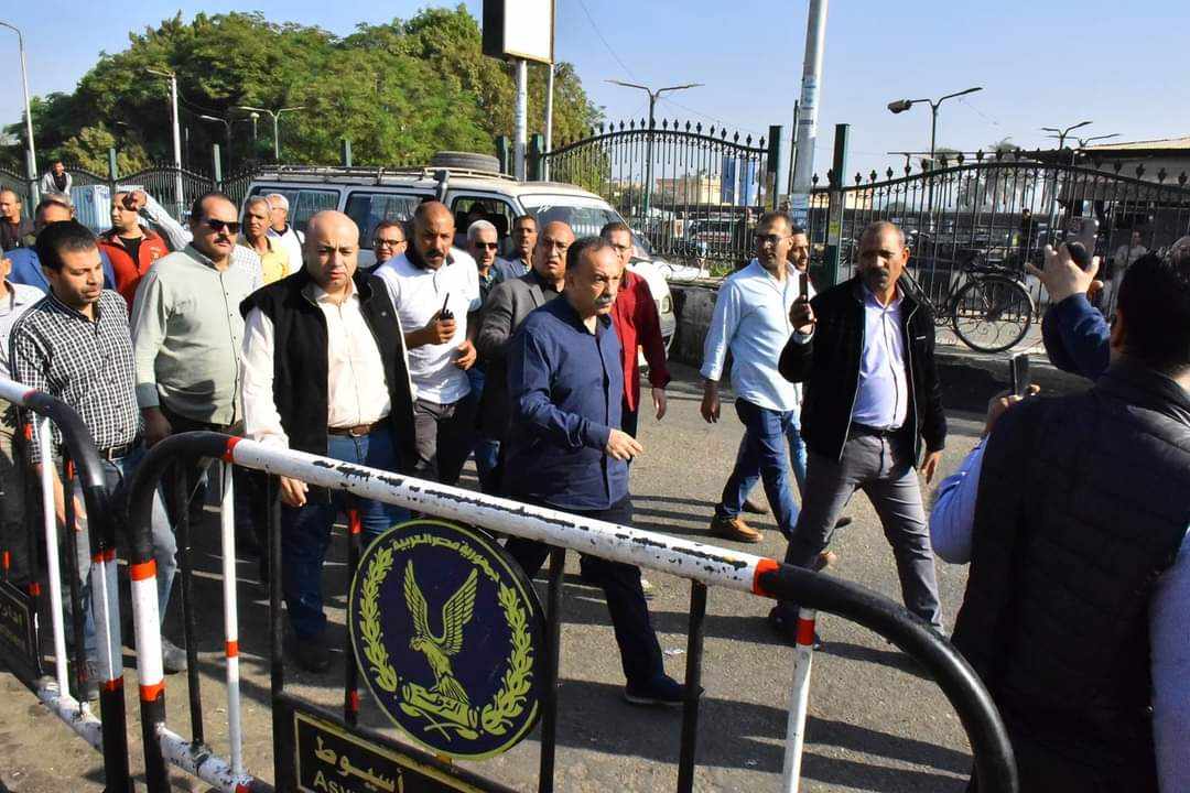 “سيرا على الأقدام”محافظ أسيوط يقود حملة مكبرة لرفع الإشغالات والتعديات على حرم الطريق