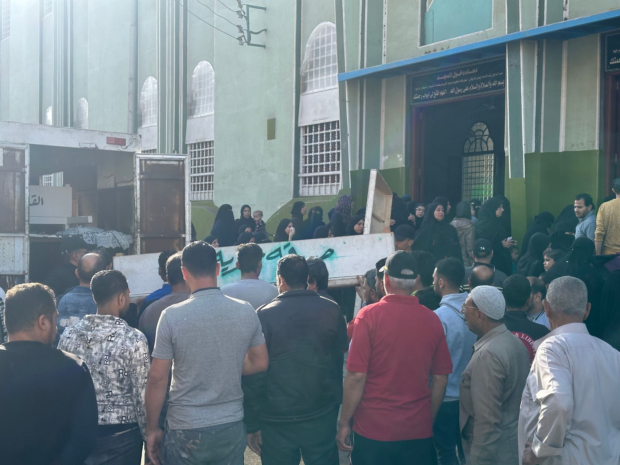 أهالي الدقهلية يتسلمون جثامين أبنائهم استعدادا للصلاة عليهم بعد صلاه الظهر