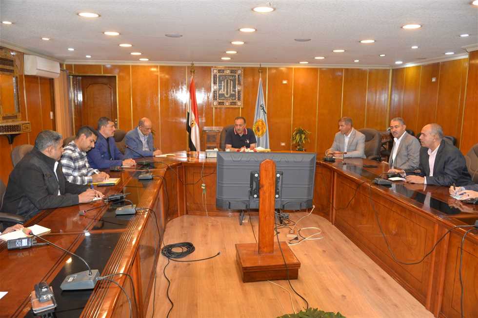 محافظ أسيوط يعقد اجتماعا للتوسع في فتح منافذ بيع اللحوم البلدية بأسعار مخفضة