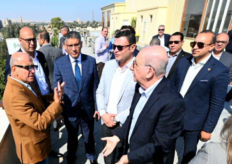 وزير الإسكان: تطوير المنطقة المحيطة بالأهرامات بما يتماشى مع قيمتها التاريخية والأثرية