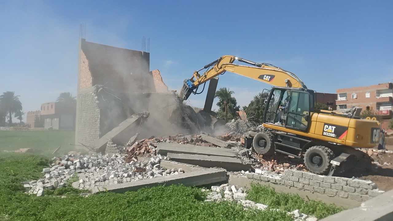 إزالة 455 حالة تعد واسترداد 943 فدان زراعة بأسيوط