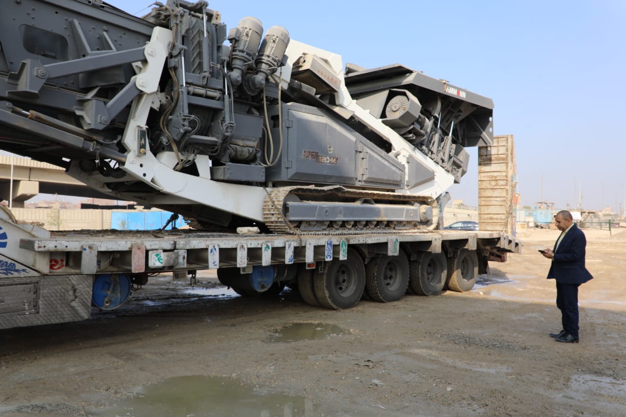 وصول أول كسارة لإعادة تدوير مخلفات الهدم لموقع العمل بالجيزة