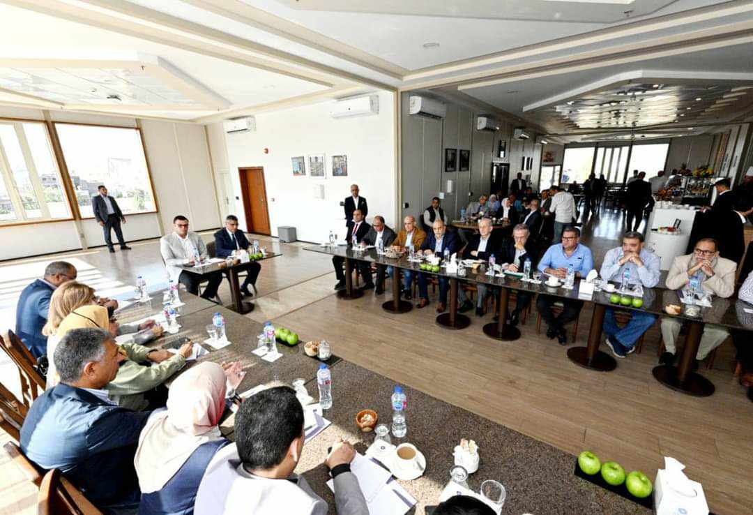 وزير الإسكان ومحافظ الجيزة يعقدان اجتماعًا لاستعراض مخطط تطوير منطقة الأهرامات