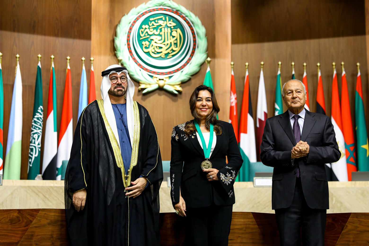 المشاط تُهنئ عوض بحصولها على  أفضل مُحافظ