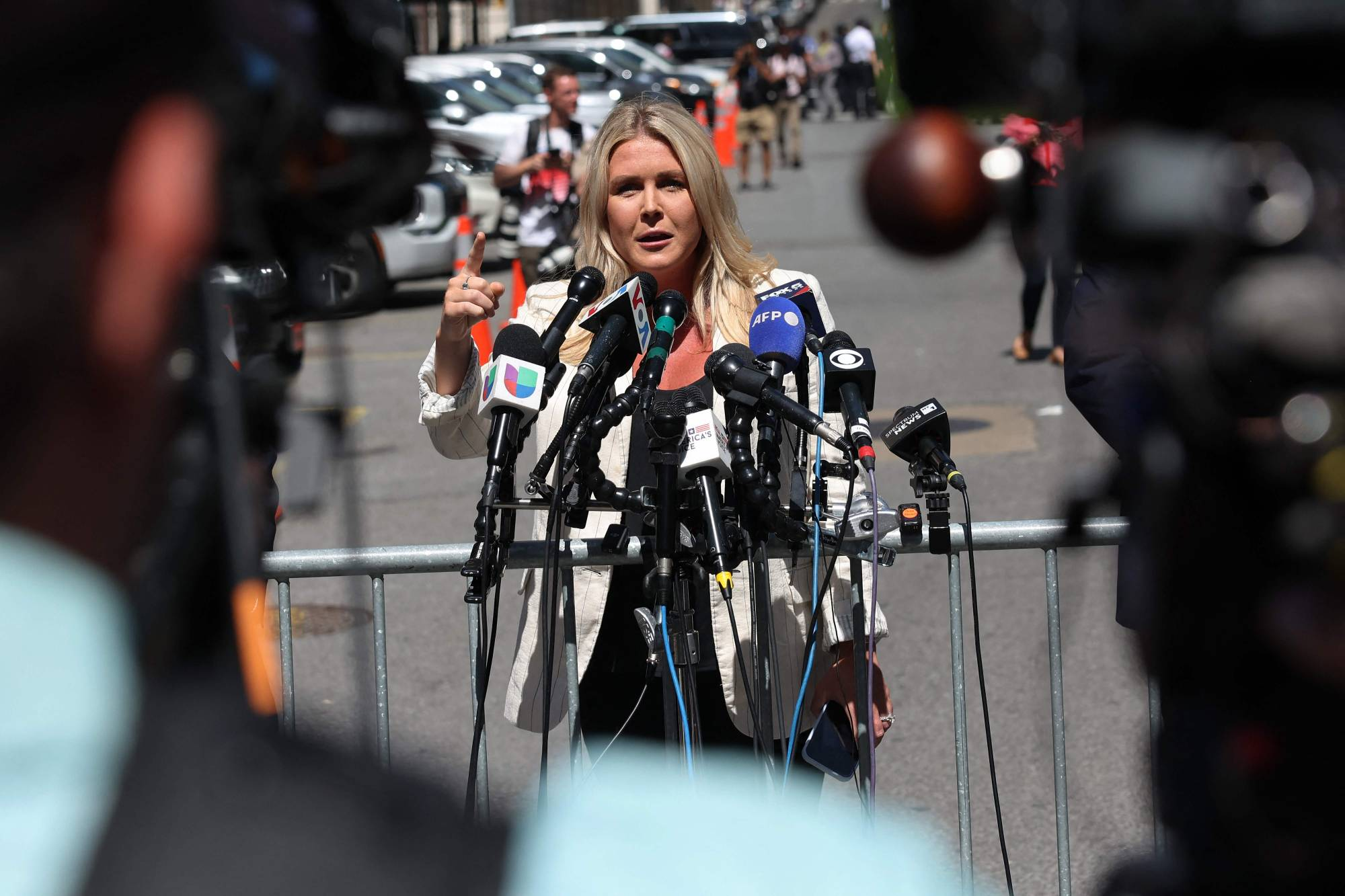 كارولين ليفيت.. أصغر من تحدث باسم البيت الأبيض