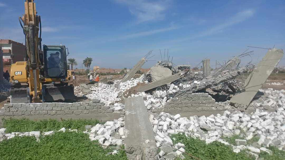 إزالة 18 حالة تعدي على أراضي زراعية وأملاك دولة بمركز القوصية في أسيوط