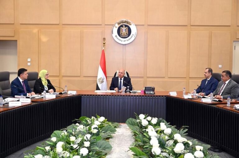 كامل الوزير يترأس الاجتماع مع الهيئة العامة للصناعة