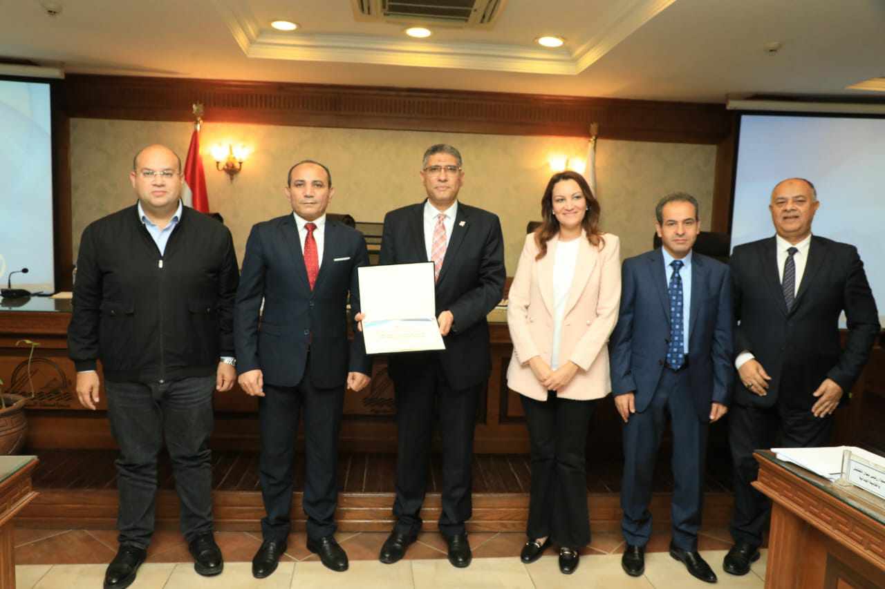 “النجار ” يكرم السكرتير العام لمحافظة الجيزة لبلوغه السن القانوني للمعاش