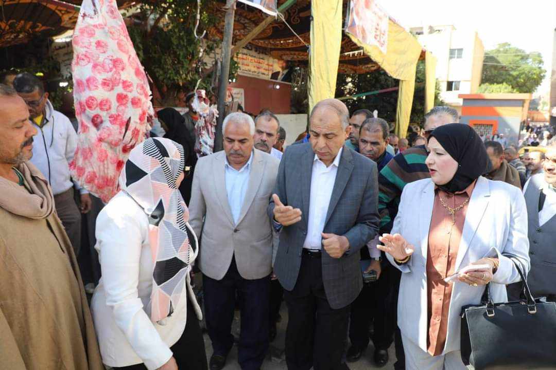 بتخفيضات تصل لـ30%.. محافظ المنيا يفتتح منفذًا لبيع السلع المخفضة بديرمواس