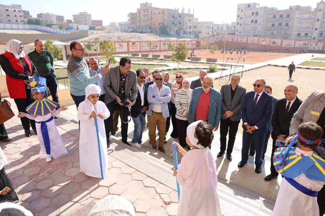 محافظ المنيا يتفقد مدرسة المنيا الرسمية للغات.. ويشاهد عروضًا فنية ضمن برنامج “مصر جميلة”