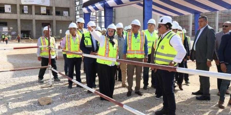 وزير الكهرباء يتفقد محطة تحويل الربط المصري السعودي جهد 500 في بدر