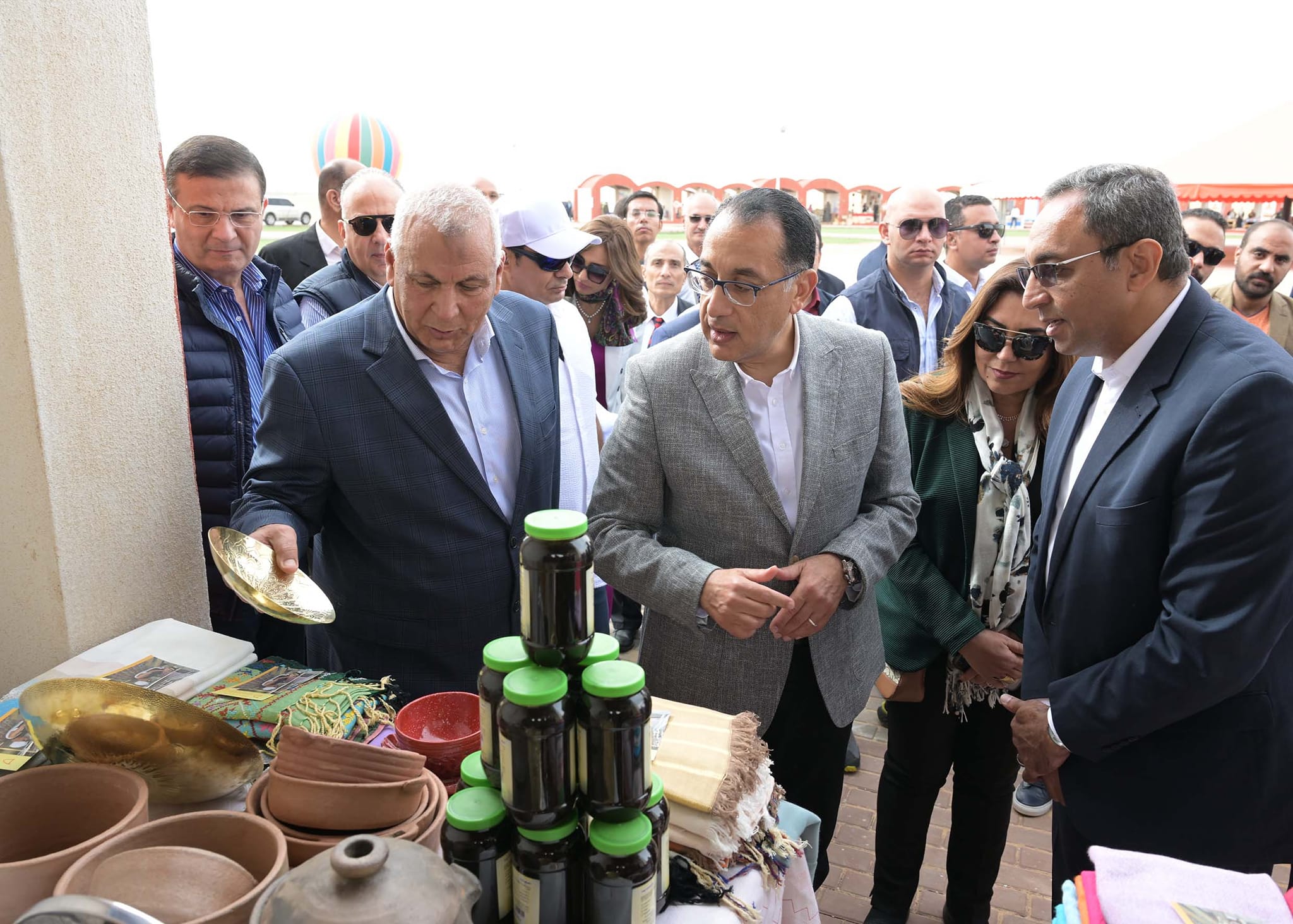 رئيس الوزراء يتفقد معرض “أيادي مصر” والقرية التراثية بالخارجة