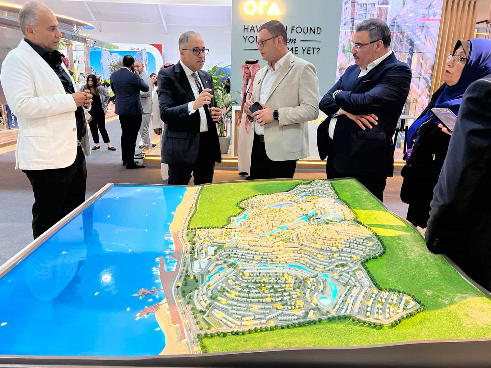 وزير الإسكان يتفقد الجناح المصرى بمعرض سيتى سكيب بمدينة الرياض بالسعودية