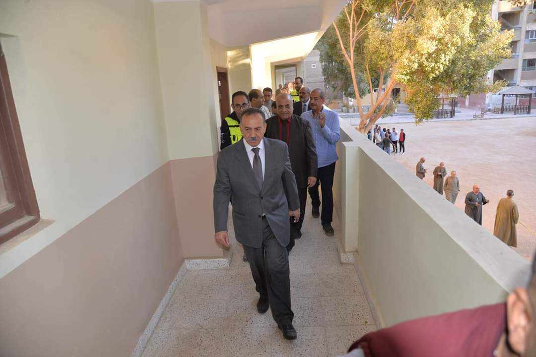 محافظ أسيوط يتفقد مشروع التوسعات بمدرستي الناصرية والشهيد فاروق بمركز أبنوب