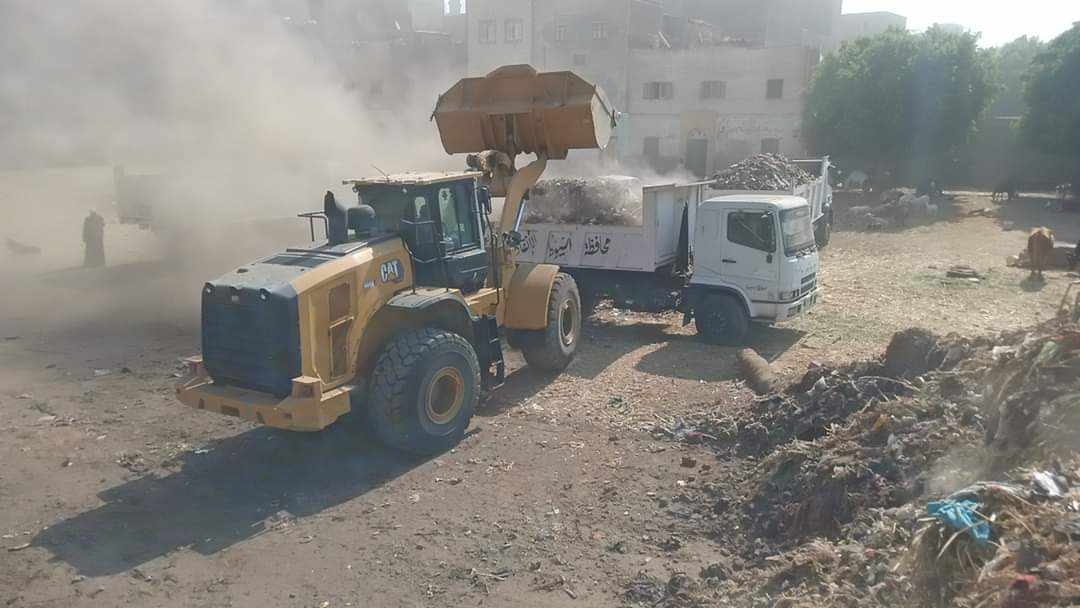رفع ٤٥٠٠ طن مخلفات هدم المباني من عدة طرق في قرى أسيوط