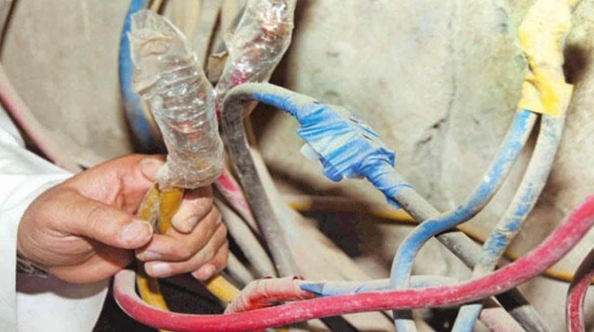 ضبط 3 خفراء اعتدوا على لص لسرقته كابلات كهربائية بالقطامية