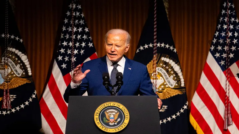 تقرير: بايدن خارج دائرة الضوء وترامب يمارس سلطاته فعليًا من فلوريدا