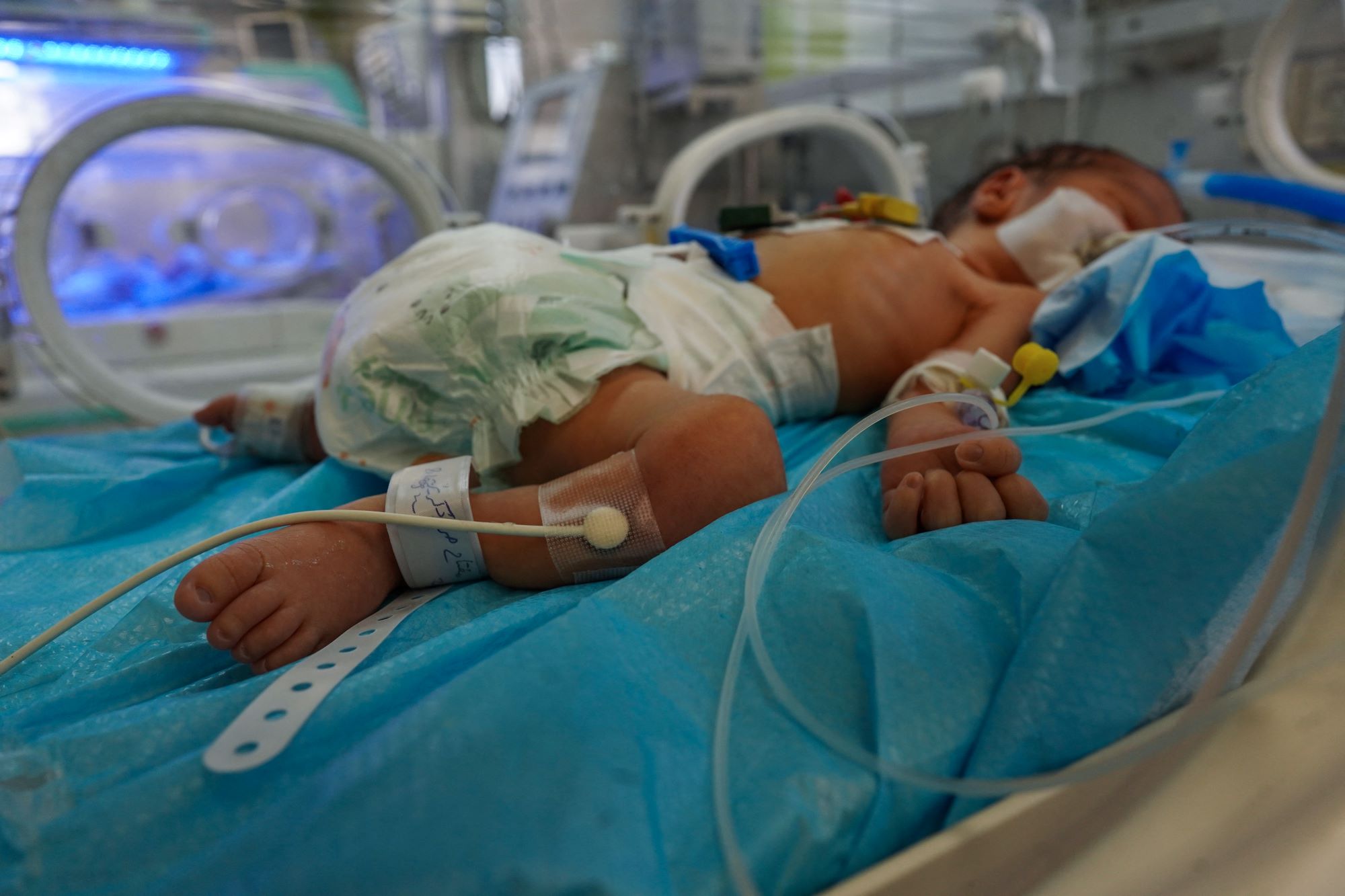 الرضيع الخامس خلال أسبوع.. أطفال غزة يتجمدون حتى الموت جراء البرد القارس