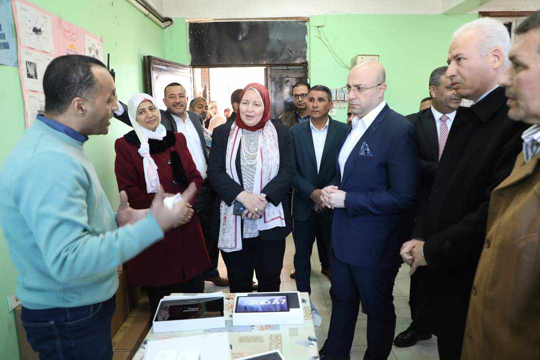 محافظ بني سويف يتفقد انتظام العملية التعليمية خلال زيارته لعدد من المدارس