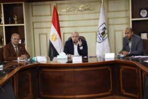 محافظ بني سويف يعقد اجتماعاً موسعا لمعرفة استعدادات تفادي أخطار الأمطار والسيول