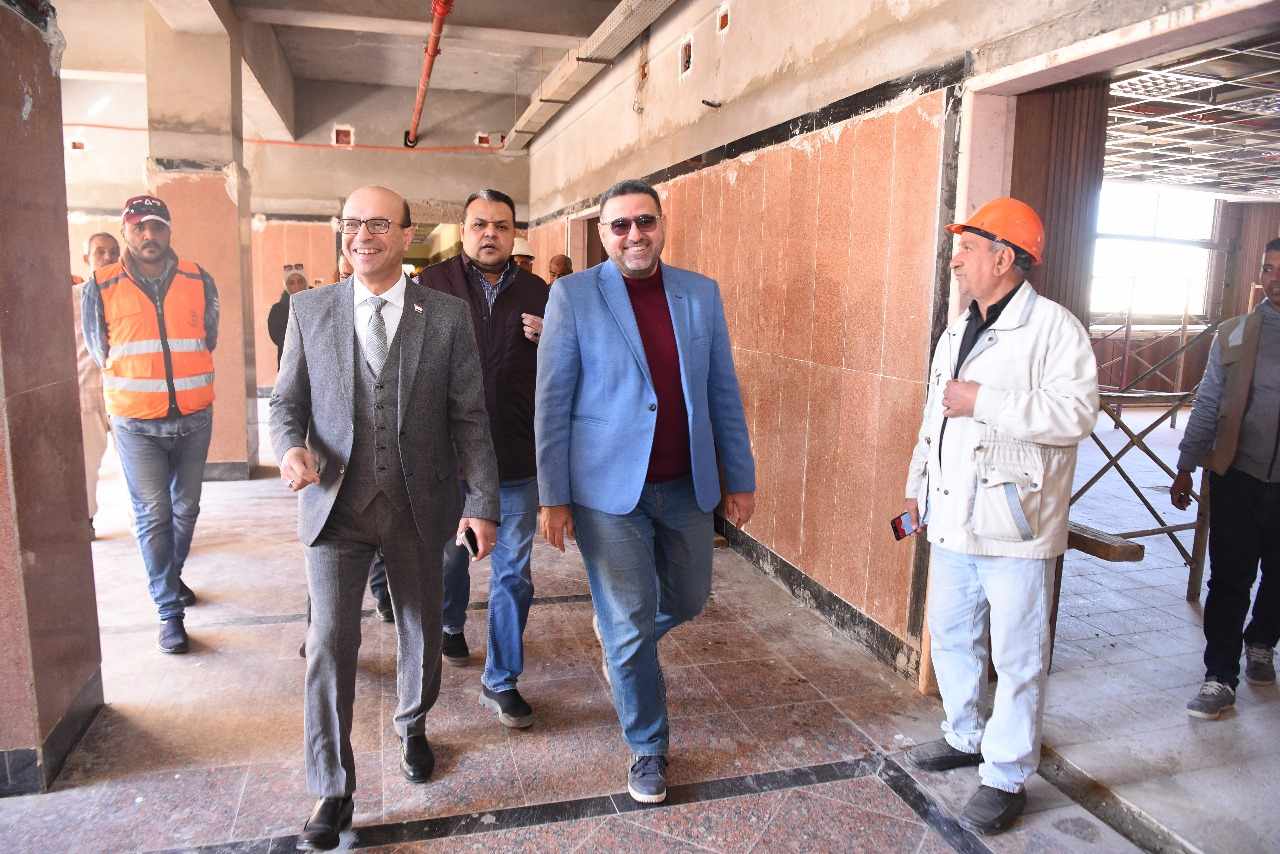 رئيس جامعة أسيوط يتفقد سير العمل بمقر الجامعة الحكومية