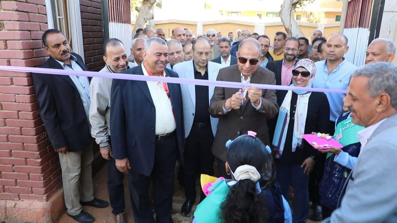 محافظ المنيا يتلقى تقريرًا عن إنجازات هيئة الأبنية التعليمية خلال عام 2024