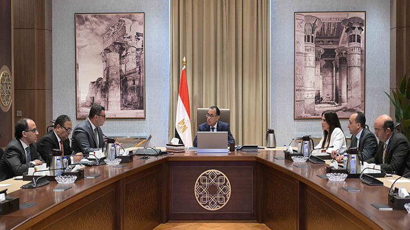 رئيس الوزراء يتابع مع وزير الإسكان الموقف التنفيذي لعددٍ من المشروعات