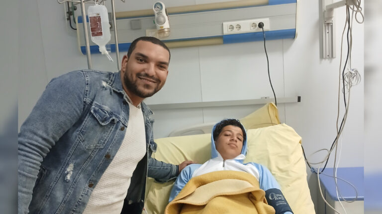 اللاعب اسلام معوض داخل المستشفي مع مراسل البورصجية