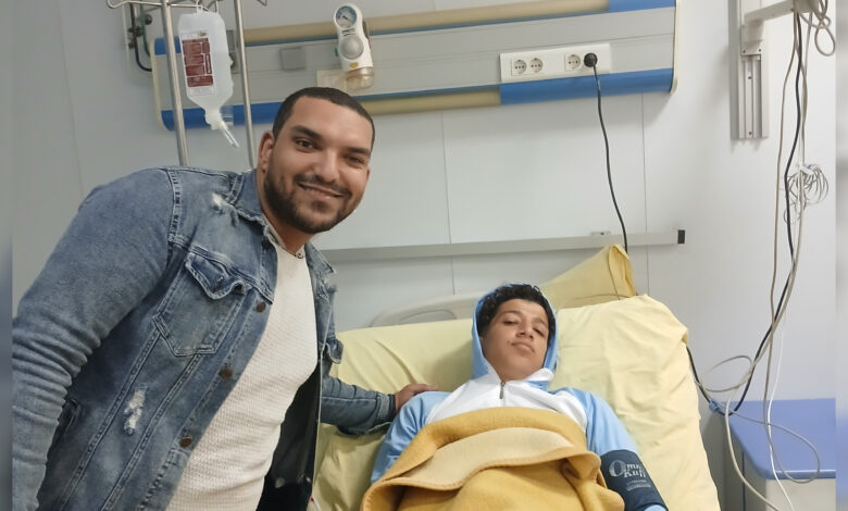 اللاعب اسلام معوض داخل المستشفي مع مراسل البورصجية