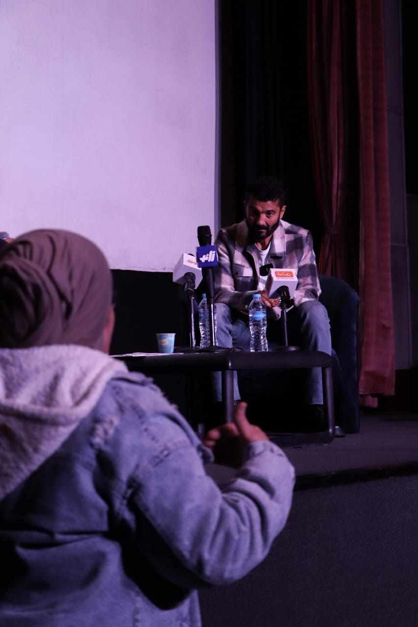 كامل العدد.. حضور جماهيري بندوة خالد النبوي بمهرجان القاهرة الدولي للفيلم القصير.. صور